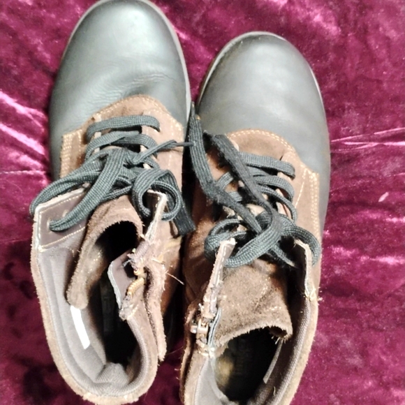 Brown and black Timberlands - boys size 4.5. zip side, lace front. - Picture 4 of 7